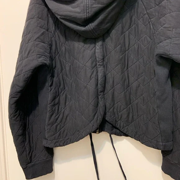 Free People Women’s (Medium) Black Quilted Jacket with Hood and zipper back. - Picture 9 of 11